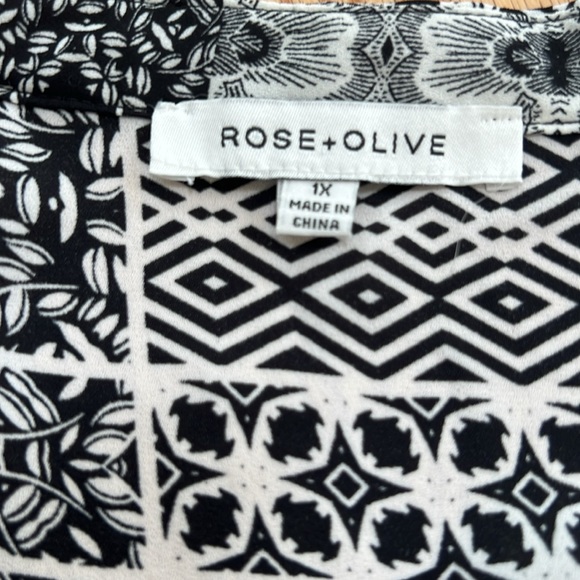 Rose & Olive 1X Black and White front button flutter sleeve Women's Top. - Picture 6 of 9